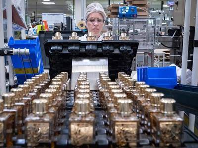 探秘巴黎網(wǎng)紅化妝品生產(chǎn)車間!這里的化妝品,深受中國(guó)女性青睞